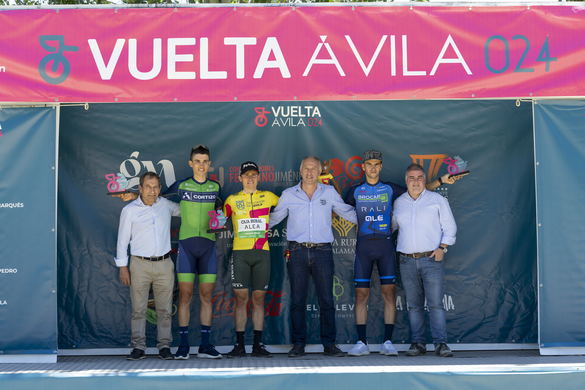 Final de la Vuelta ciclista Ávila en el Barraco.  / ISABEL GARCÍA