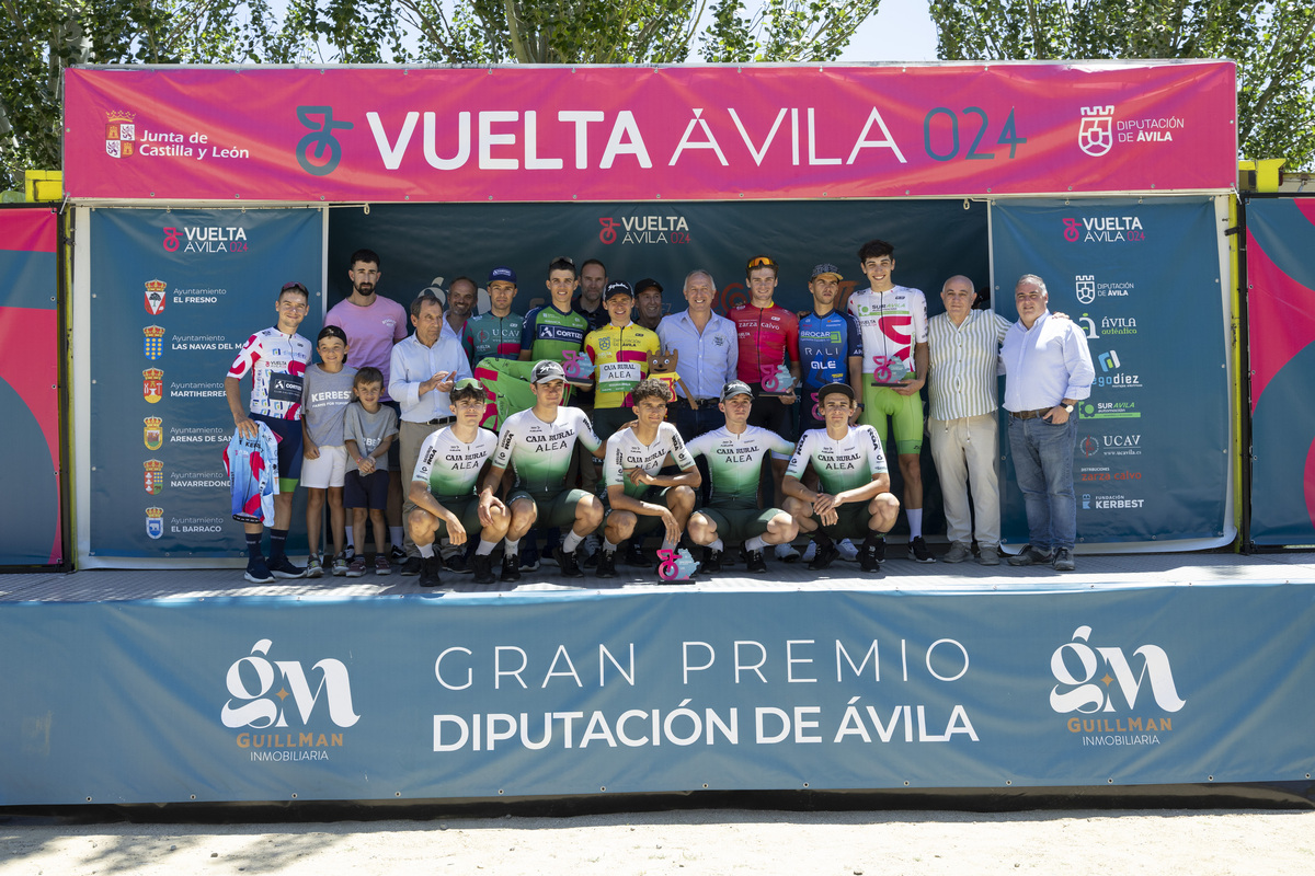 Final de la Vuelta ciclista Ávila en el Barraco.  / ISABEL GARCÍA