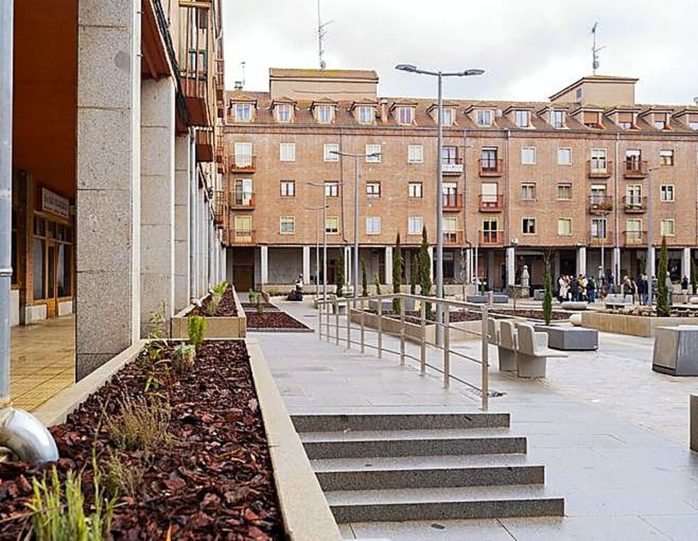 Una nueva plaza de día... y también de noche