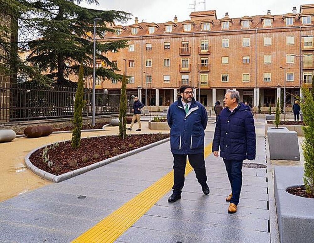 Una nueva plaza de día... y también de noche