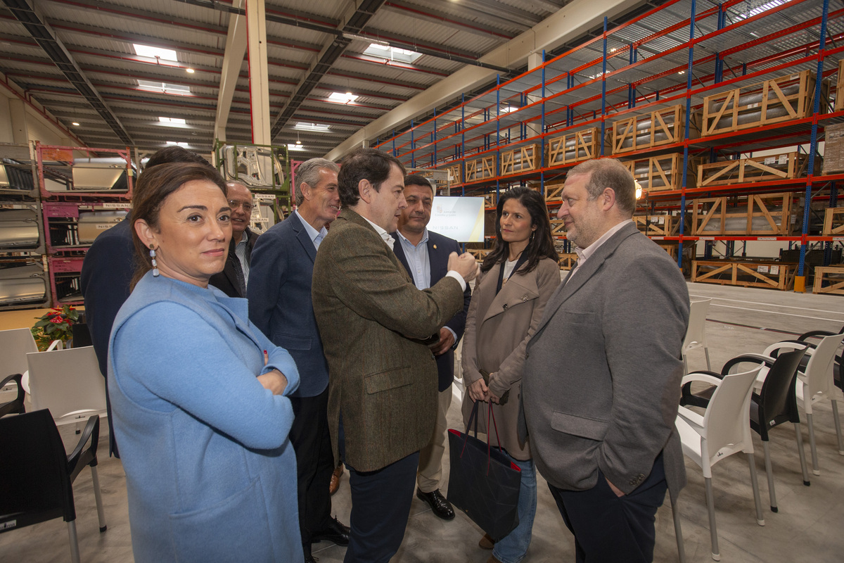 Alfonso Fernández Mañueco visita el nuevo almacén logístico de Nissan.  / DAVID CASTRO