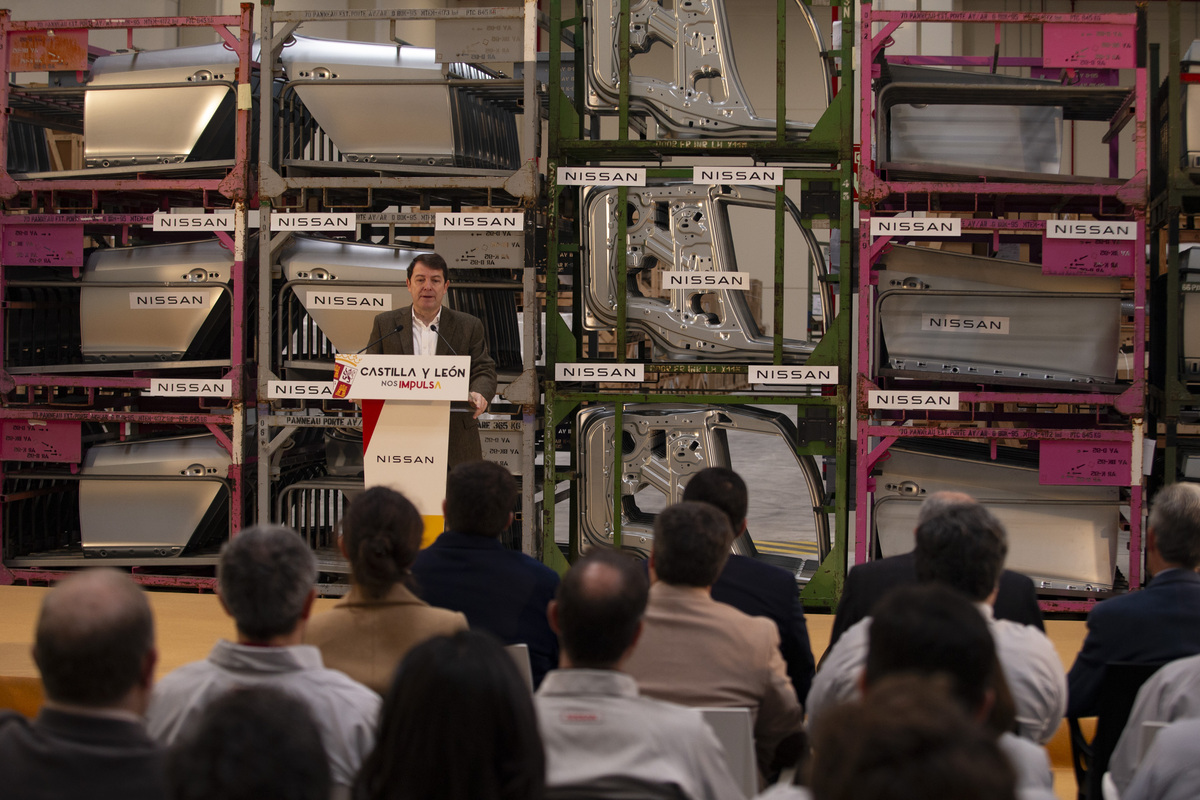 Alfonso Fernández Mañueco visita el nuevo almacén logístico de Nissan.  / DAVID CASTRO