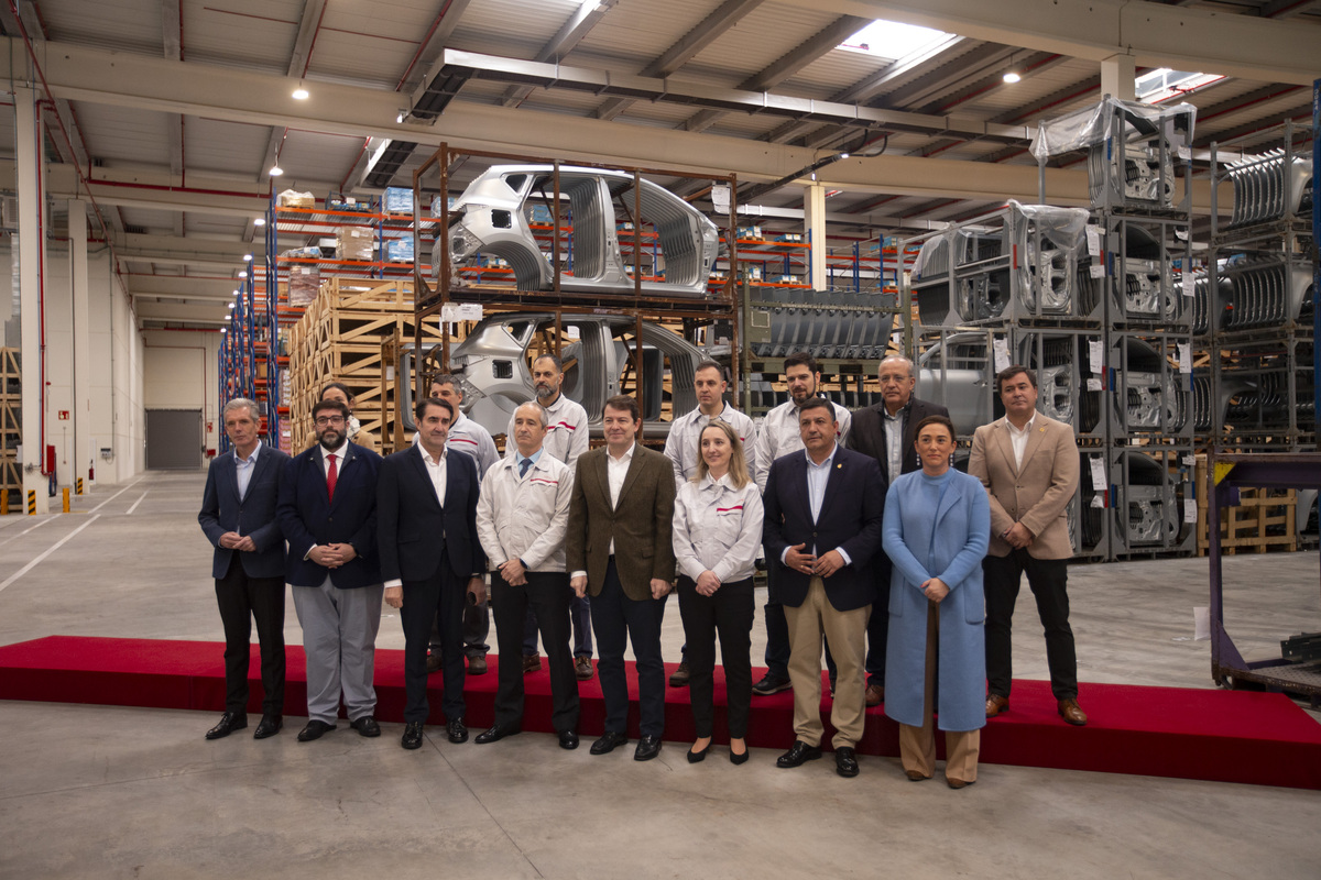 Alfonso Fernández Mañueco visita el nuevo almacén logístico de Nissan.  / DAVID CASTRO