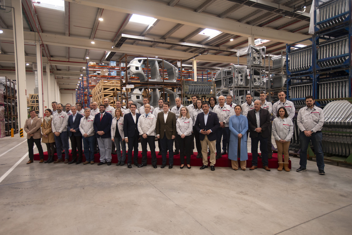 Alfonso Fernández Mañueco visita el nuevo almacén logístico de Nissan.  / DAVID CASTRO