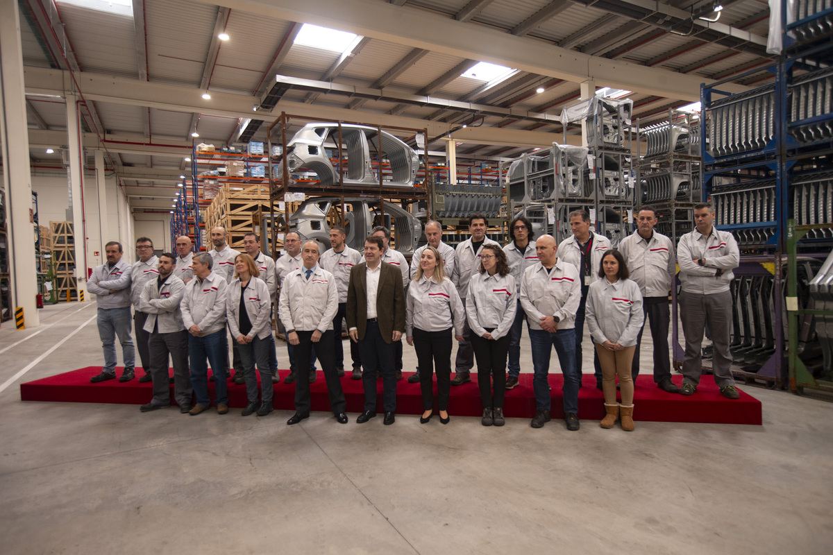 Alfonso Fernández Mañueco visita el nuevo almacén logístico de Nissan.  / DAVID CASTRO