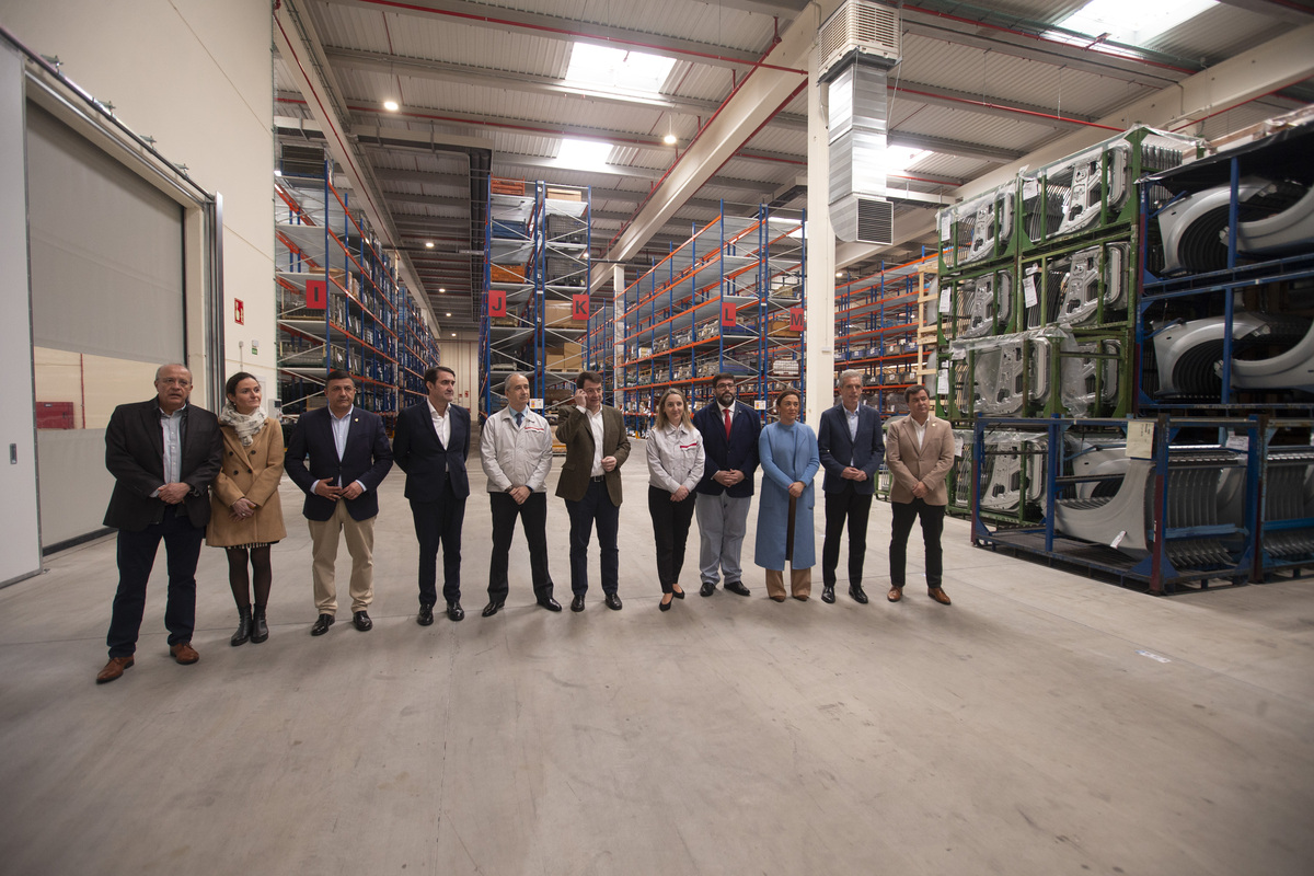 Alfonso Fernández Mañueco visita el nuevo almacén logístico de Nissan.  / DAVID CASTRO