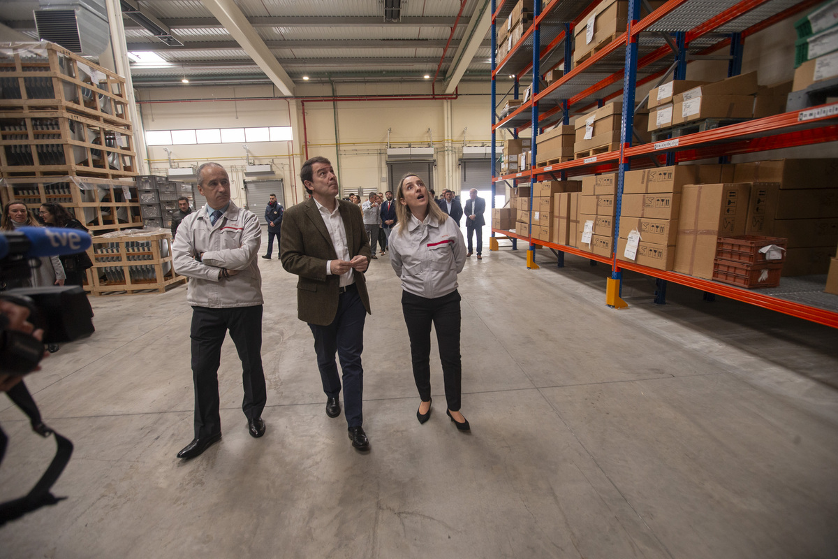 Alfonso Fernández Mañueco visita el nuevo almacén logístico de Nissan.  / DAVID CASTRO