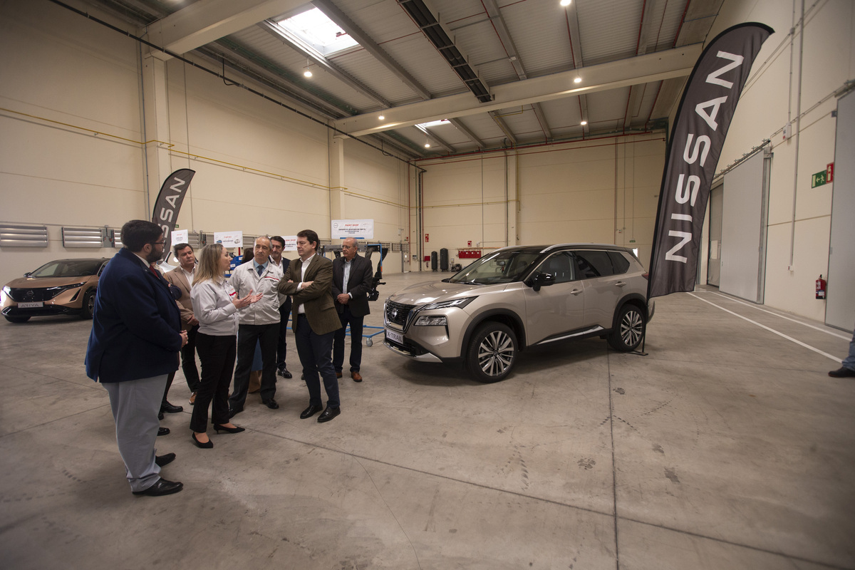 Alfonso Fernández Mañueco visita el nuevo almacén logístico de Nissan.  / DAVID CASTRO