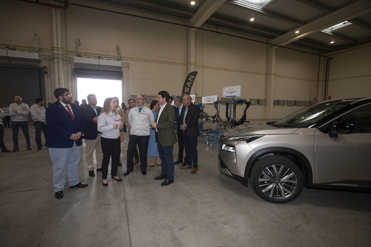 Alfonso Fernández Mañueco visita el nuevo almacén logístico de Nissan.  / DAVID CASTRO