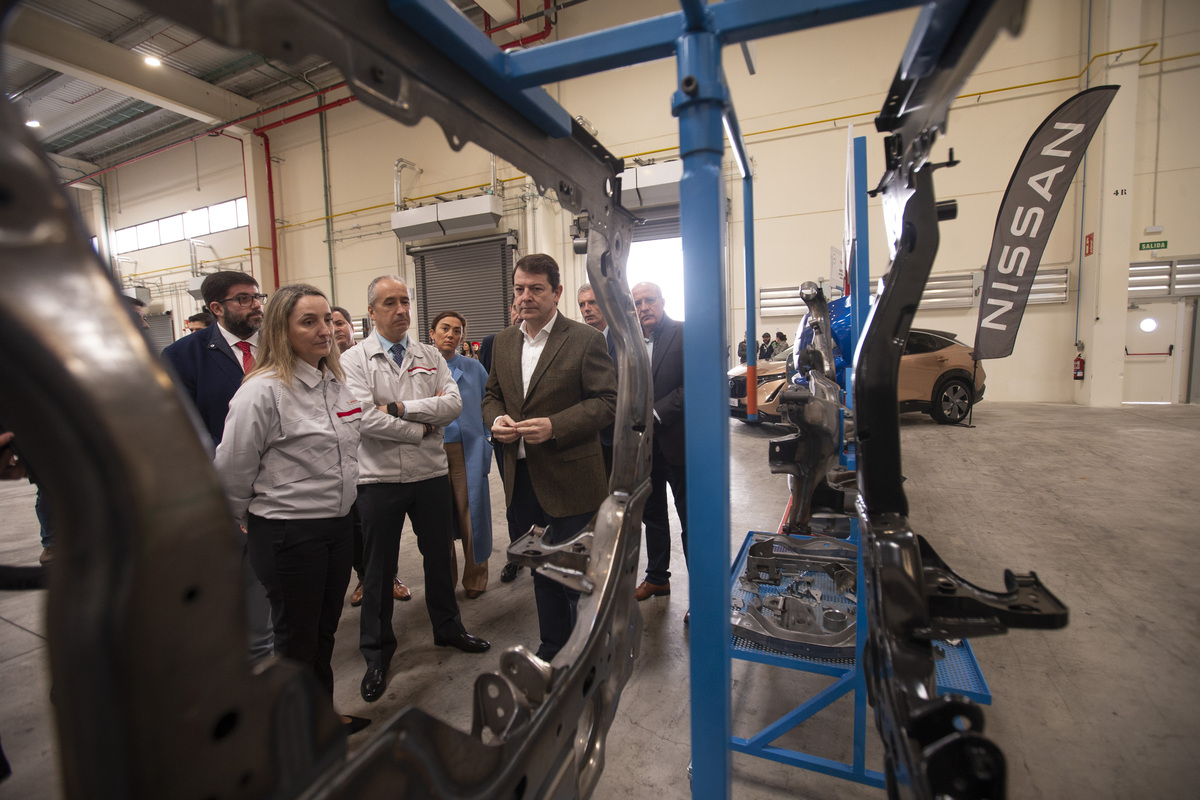 Alfonso Fernández Mañueco visita el nuevo almacén logístico de Nissan.