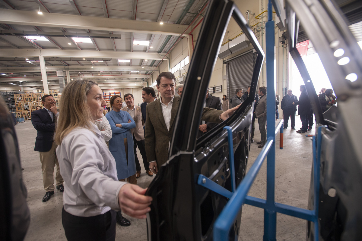 Alfonso Fernández Mañueco visita el nuevo almacén logístico de Nissan.  / DAVID CASTRO