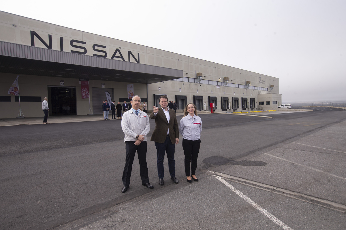 Alfonso Fernández Mañueco visita el nuevo almacén logístico de Nissan.  / DAVID CASTRO