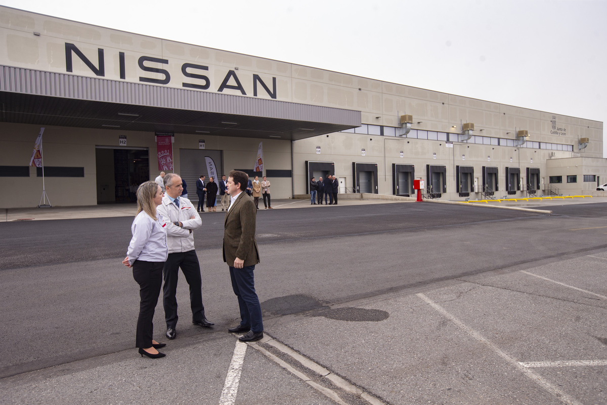 Alfonso Fernández Mañueco visita el nuevo almacén logístico de Nissan.  / DAVID CASTRO