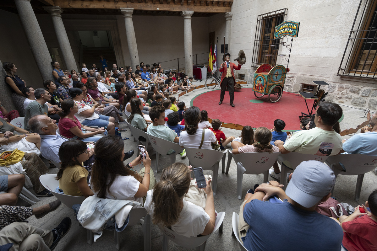 Festival internacional de circo, el señor de las peonzas.  / ISABEL GARCÍA