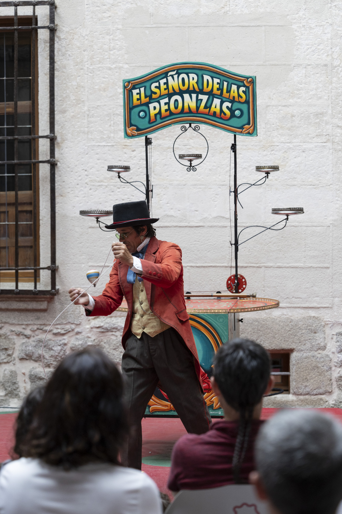 Festival internacional de circo, el señor de las peonzas.  / ISABEL GARCÍA