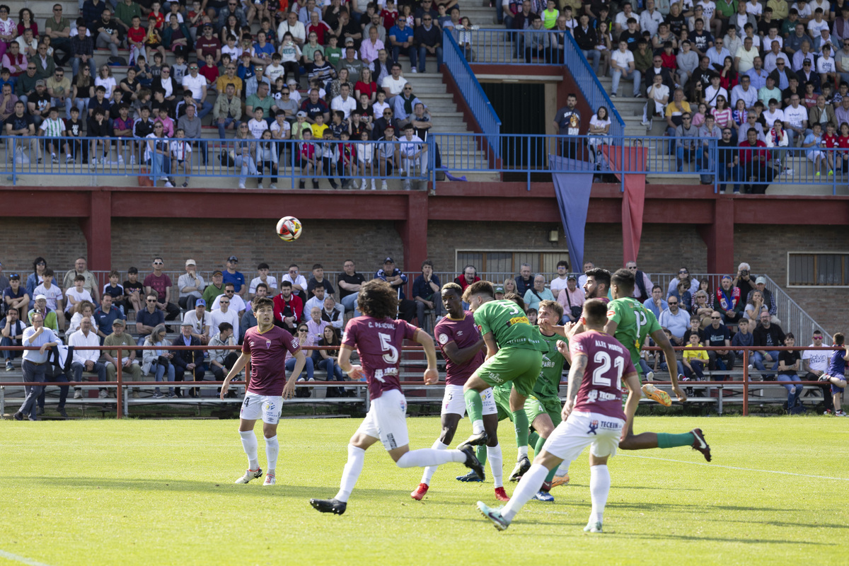 Fútbol tercera división Real Ávila - Astorga.  / ISABEL GARCÍA