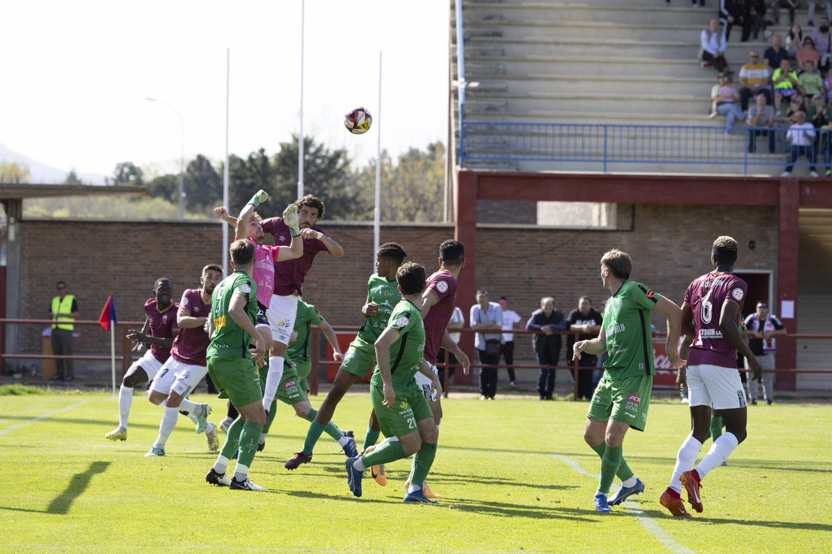 Fútbol tercera división Real Ávila - Astorga.  / ISABEL GARCÍA