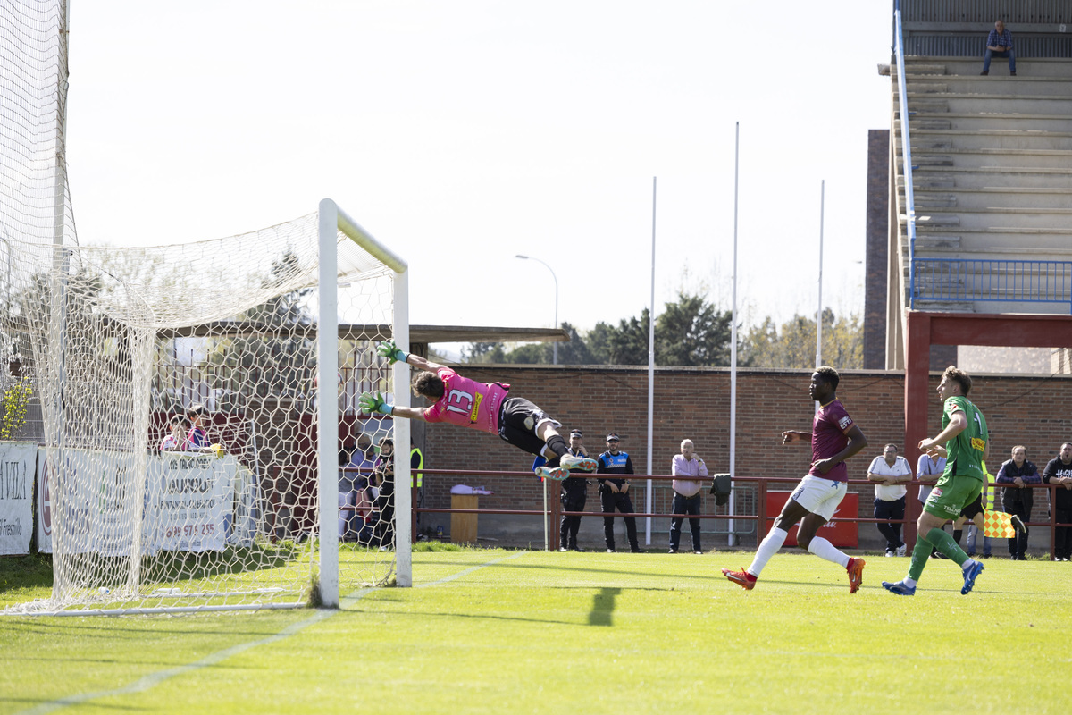 Fútbol tercera división Real Ávila - Astorga.  / ISABEL GARCÍA