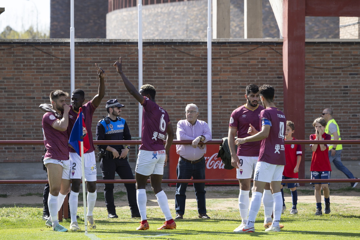 Fútbol tercera división Real Ávila - Astorga.  / ISABEL GARCÍA