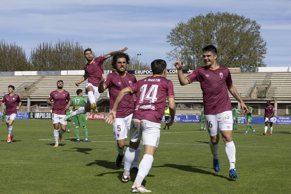 Fútbol tercera división Real Ávila - Astorga.  / ISABEL GARCÍA