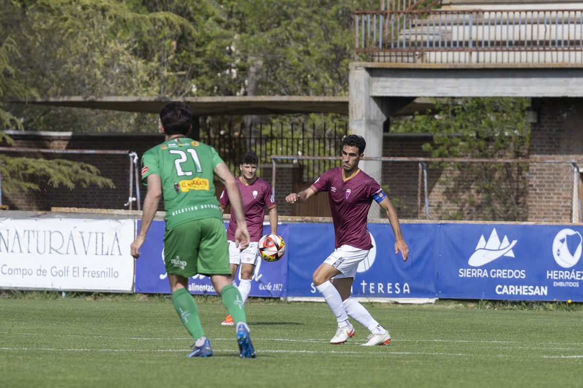 Fútbol tercera división Real Ávila - Astorga.  / ISABEL GARCÍA