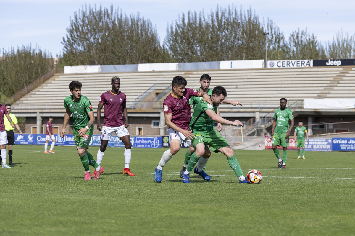 Fútbol tercera división Real Ávila - Astorga.  / ISABEL GARCÍA