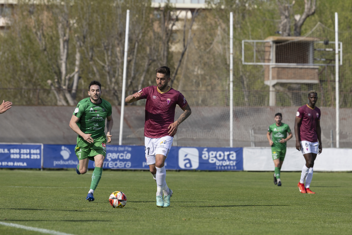 Fútbol tercera división Real Ávila - Astorga.  / ISABEL GARCÍA