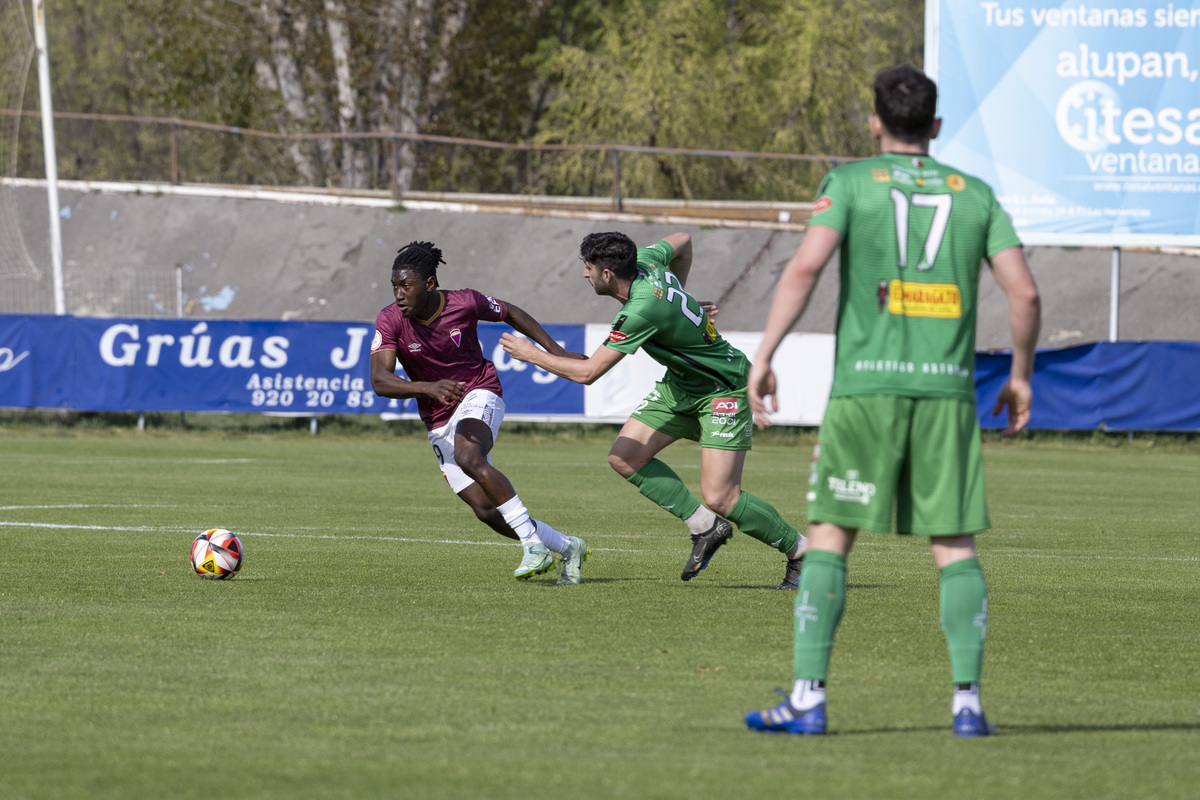 Fútbol tercera división Real Ávila - Astorga.  / ISABEL GARCÍA