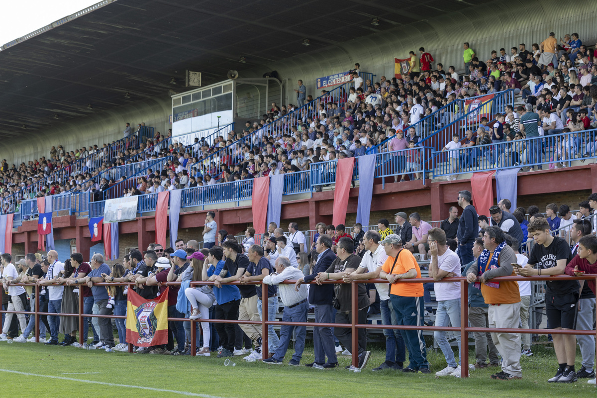 Fútbol tercera división Real Ávila - Astorga.  / ISABEL GARCÍA