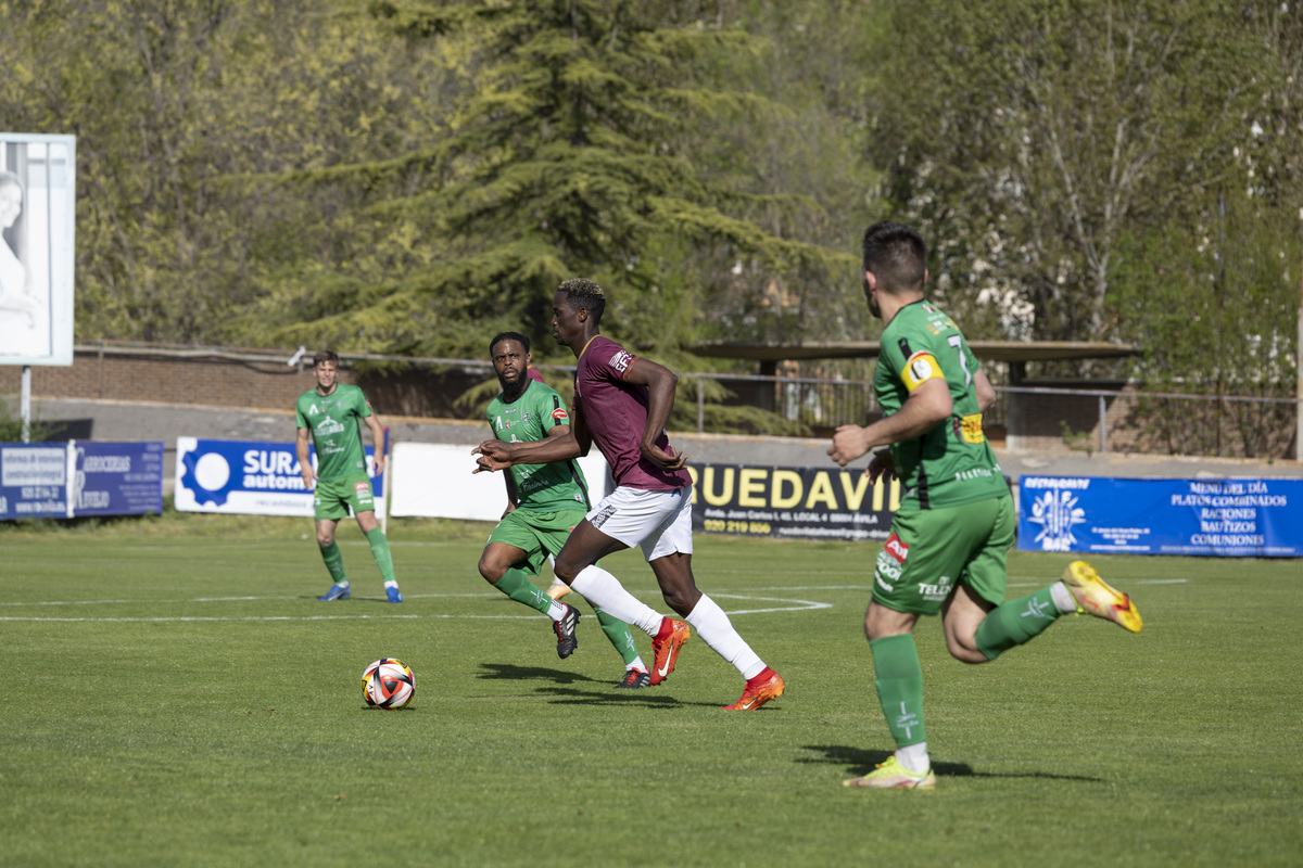 Fútbol tercera división Real Ávila - Astorga.  / ISABEL GARCÍA