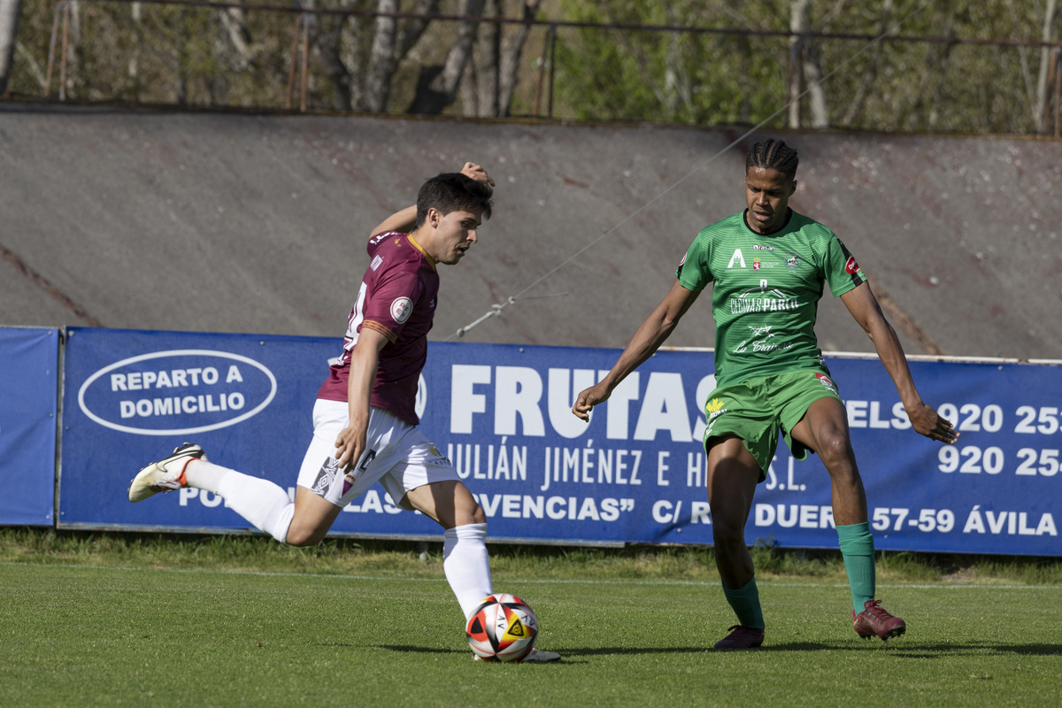 Fútbol tercera división Real Ávila - Astorga.  / ISABEL GARCÍA