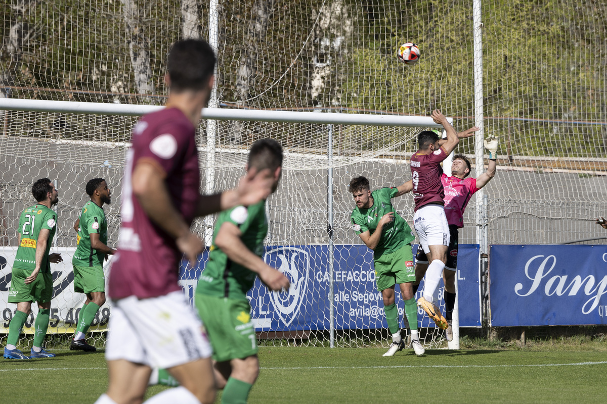 Fútbol tercera división Real Ávila - Astorga.  / ISABEL GARCÍA