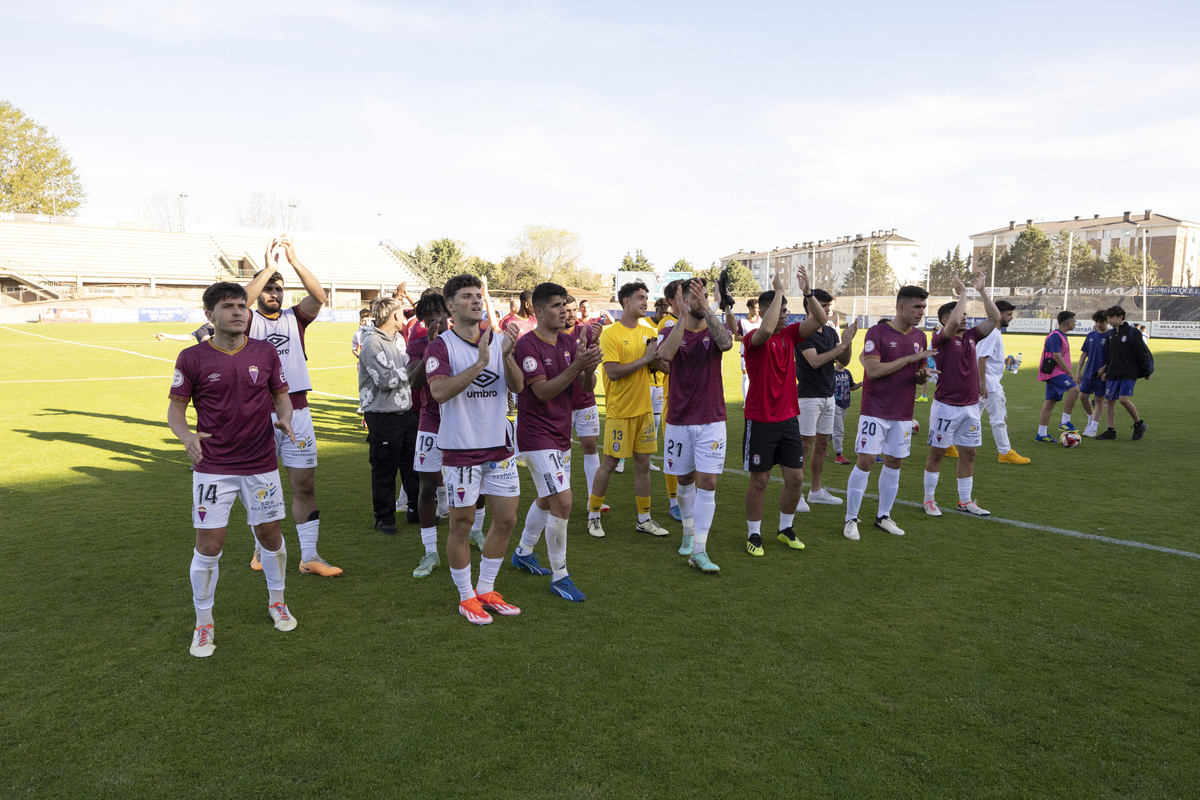 Fútbol tercera división Real Ávila - Astorga.  / ISABEL GARCÍA