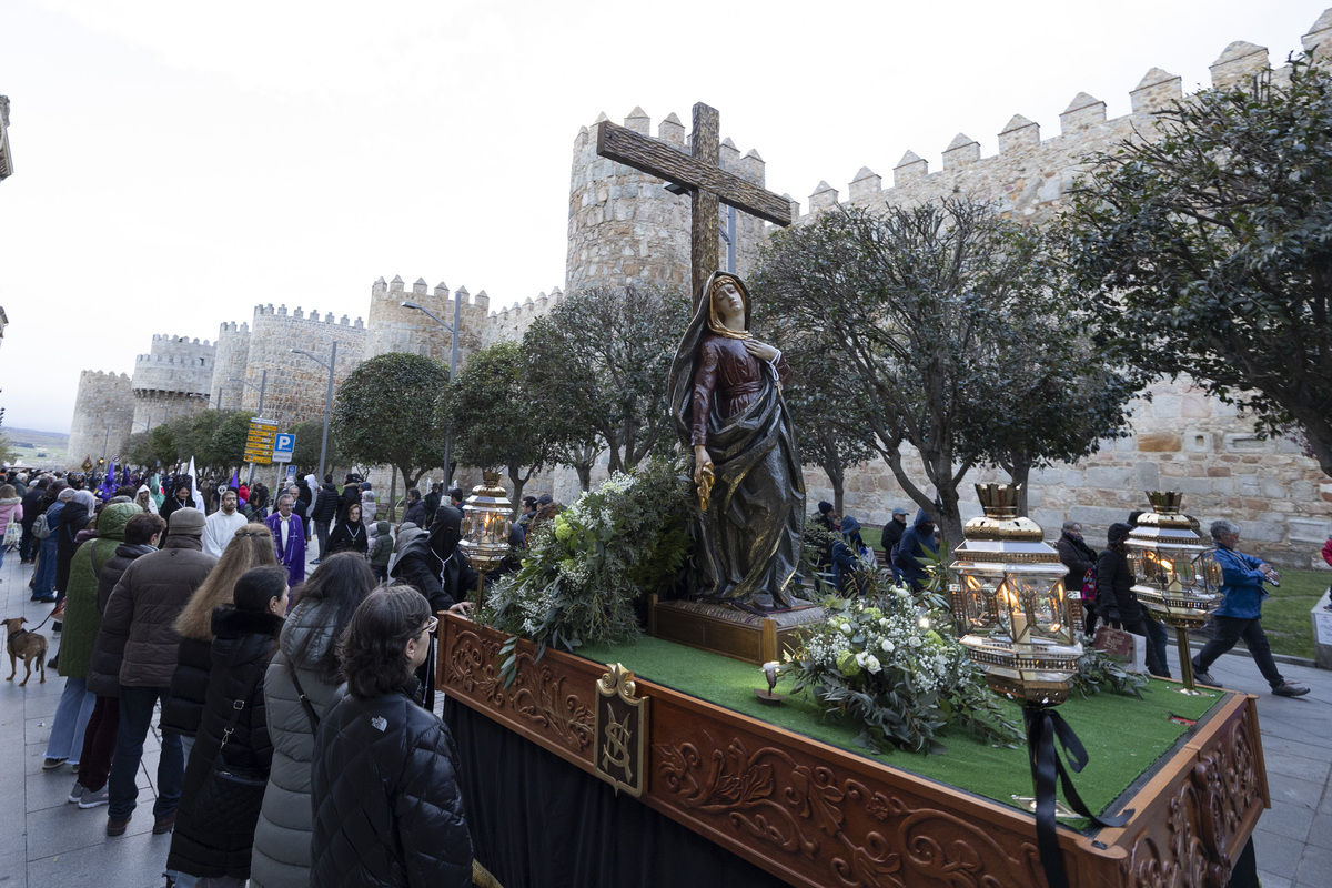 Procesión de las Damas de la Soledad Semana Santa 2024.  / ISABEL GARCÍA