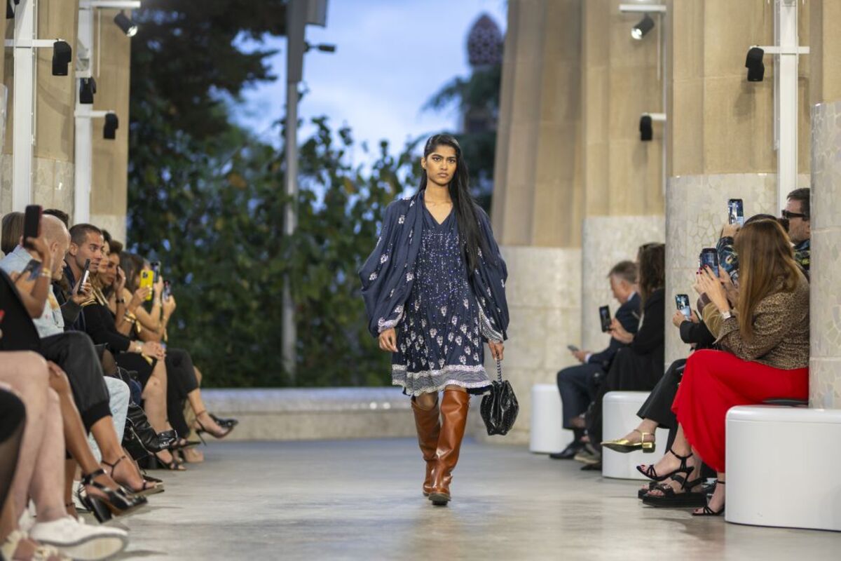 El Park Güell de Barcelona acoge hoy el desfile de la colección Crucero 2025 de Louis Vuitton,  / LORENA SOPÊNA