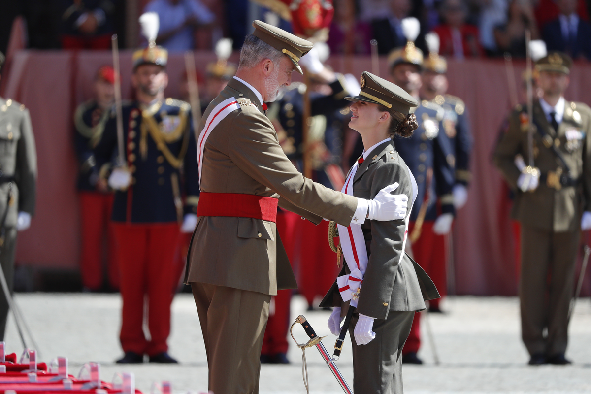 Leonor de Borbón recibe de manos del rey su despacho de alférez tras un año en Zaragoza  / JAVIER CEBOLLADA