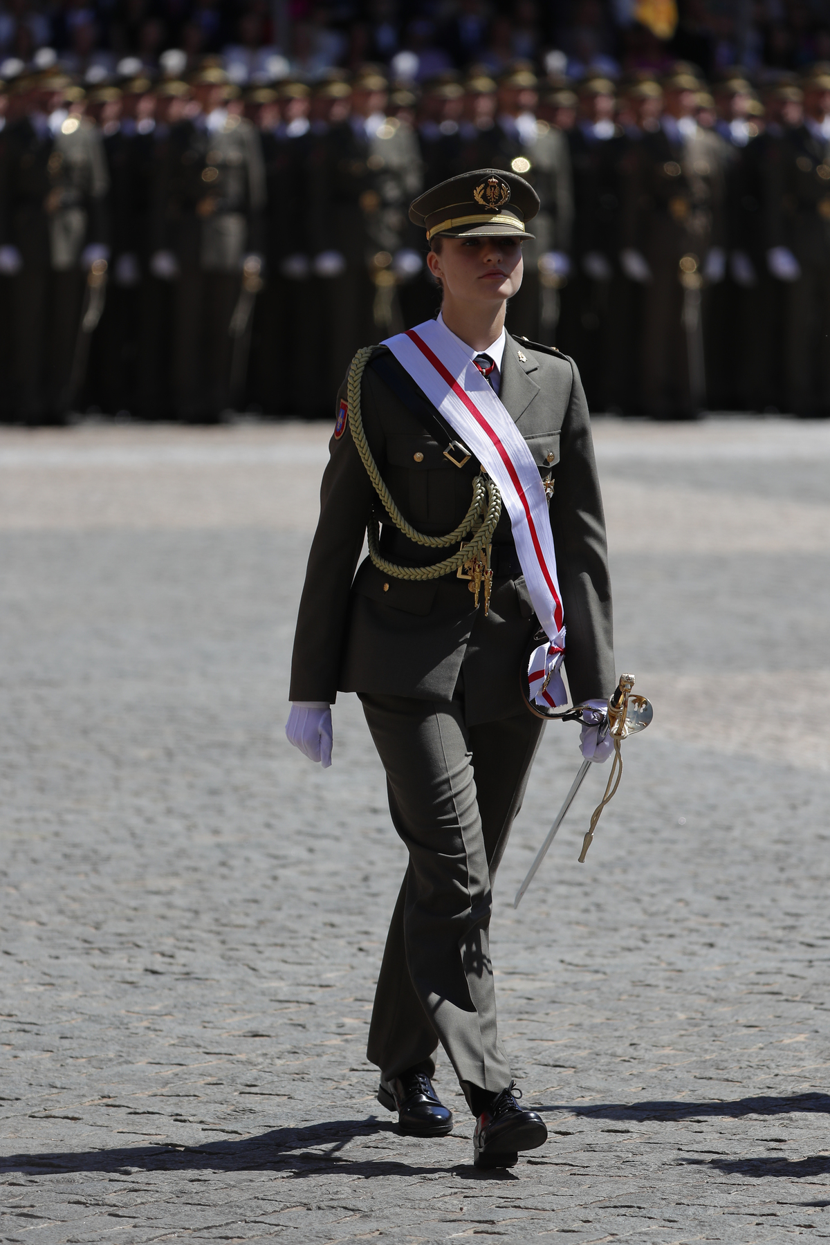 Leonor de Borbón recibe de manos del rey su despacho de alférez tras un año en Zaragoza  / JAVIER CEBOLLADA