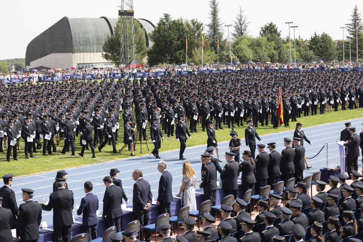 Acto de jura y entrega de títulos profesionales
de la XXXVIII Promoción de
Ingreso en la Escala Básica de la Policía
Nacional, presidido por S.M. El Rey Felipe VI de España  / ISABEL GARCÍA