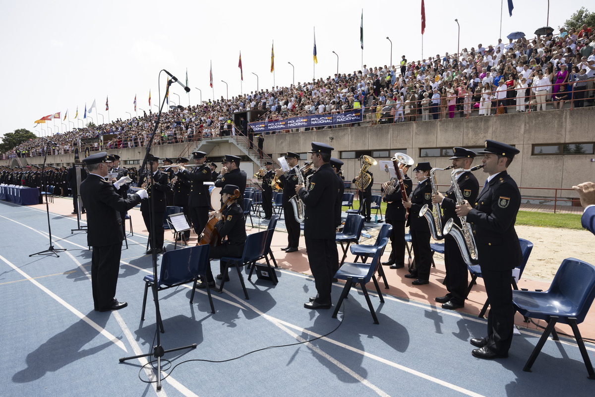 Acto de jura y entrega de títulos profesionales
de la XXXVIII Promoción de
Ingreso en la Escala Básica de la Policía
Nacional, presidido por S.M. El Rey Felipe VI de España  / ISABEL GARCÍA