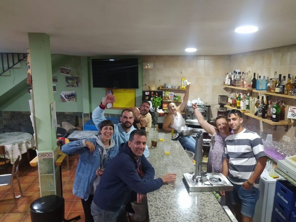 El bar propiedad de todo un pueblo que no quiere cerrar