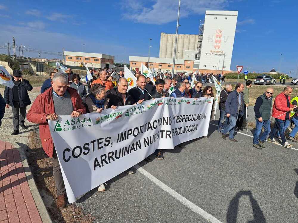 Los cerealistas se concentran para exigir la bajada de costes