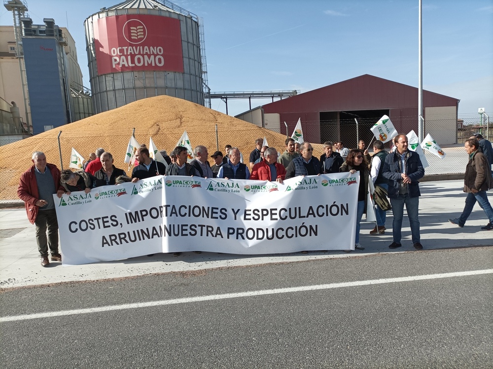 Los cerealistas se concentran para exigir la bajada de costes