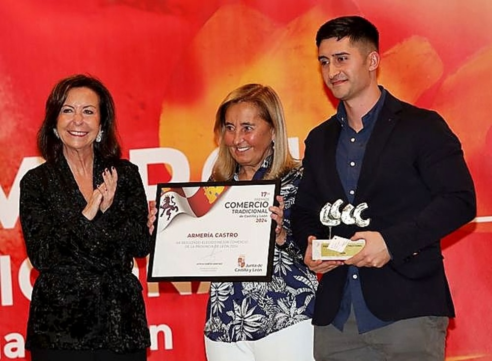 María del Carmen Castro y Carlos Rivera, de Armería Castro de León, reciben el Premio de Comercio Tradicional de Castilla y León