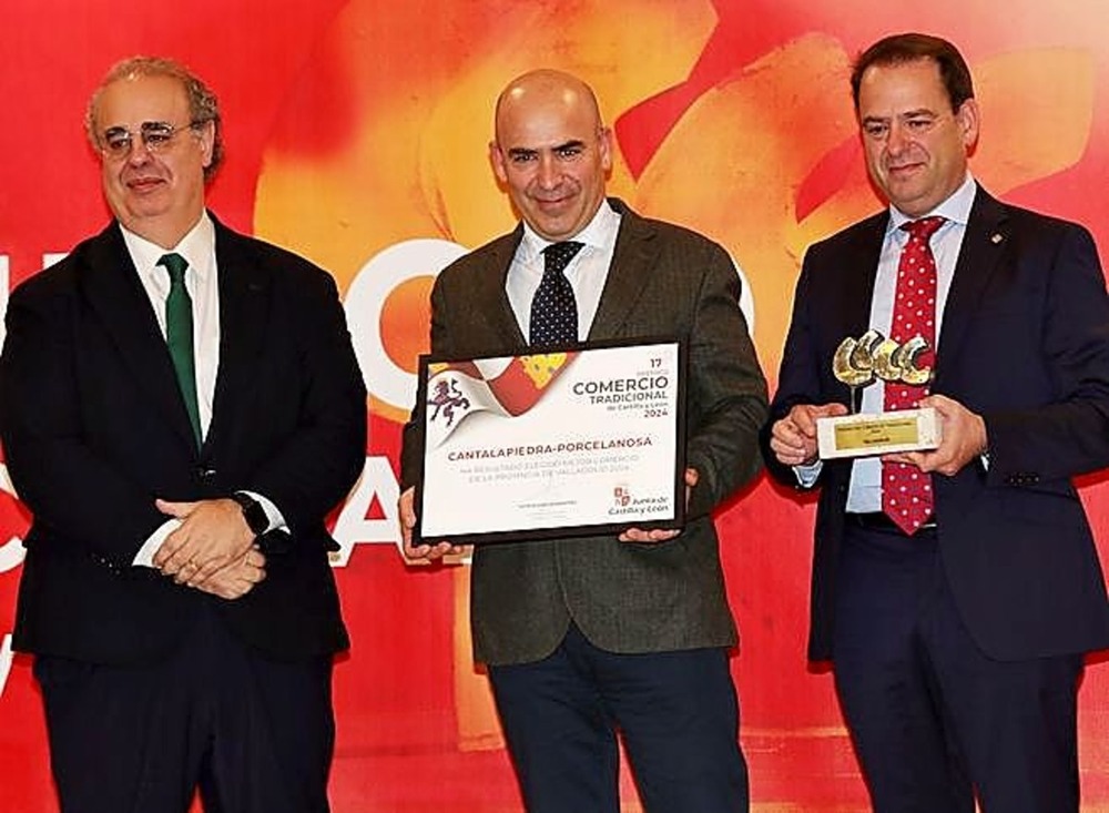 Valentín y Miguel Cantalapiedra, de Cantalapiedra -Porcelanosa de Valladolid, reciben el Premio de Comercio Tradicional de Castilla y León