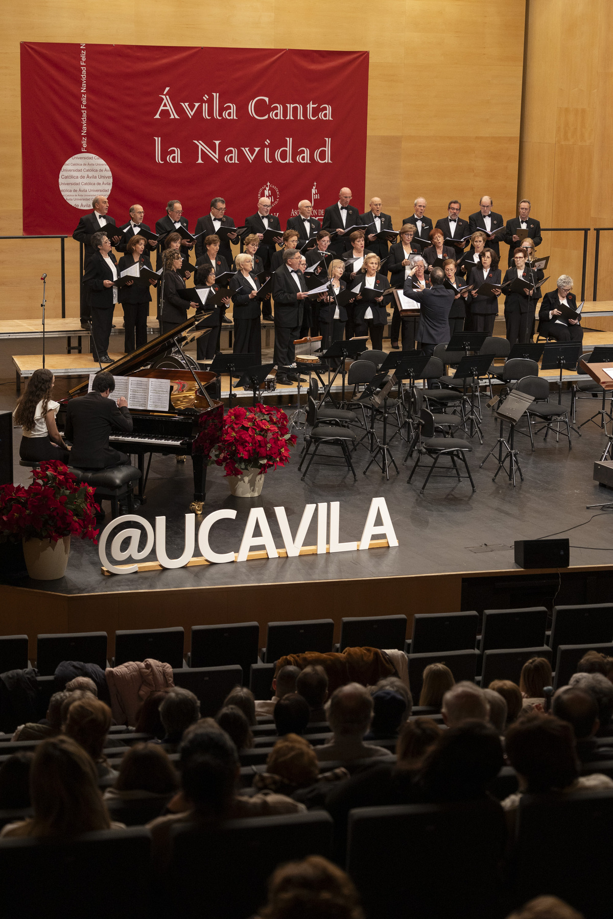 Ávila canta la navidad, concierto de navidad de la UCAV.  / ISABEL GARCÍA