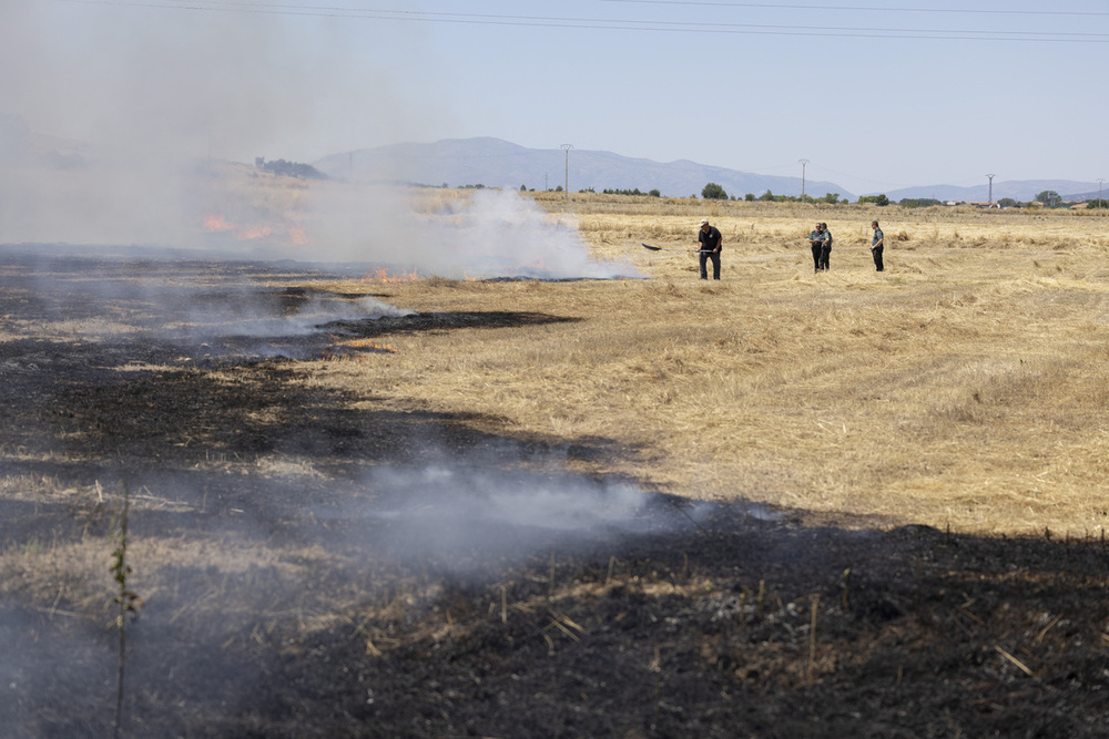 Extinguido el incendio de pasto en la subida a Sonsoles