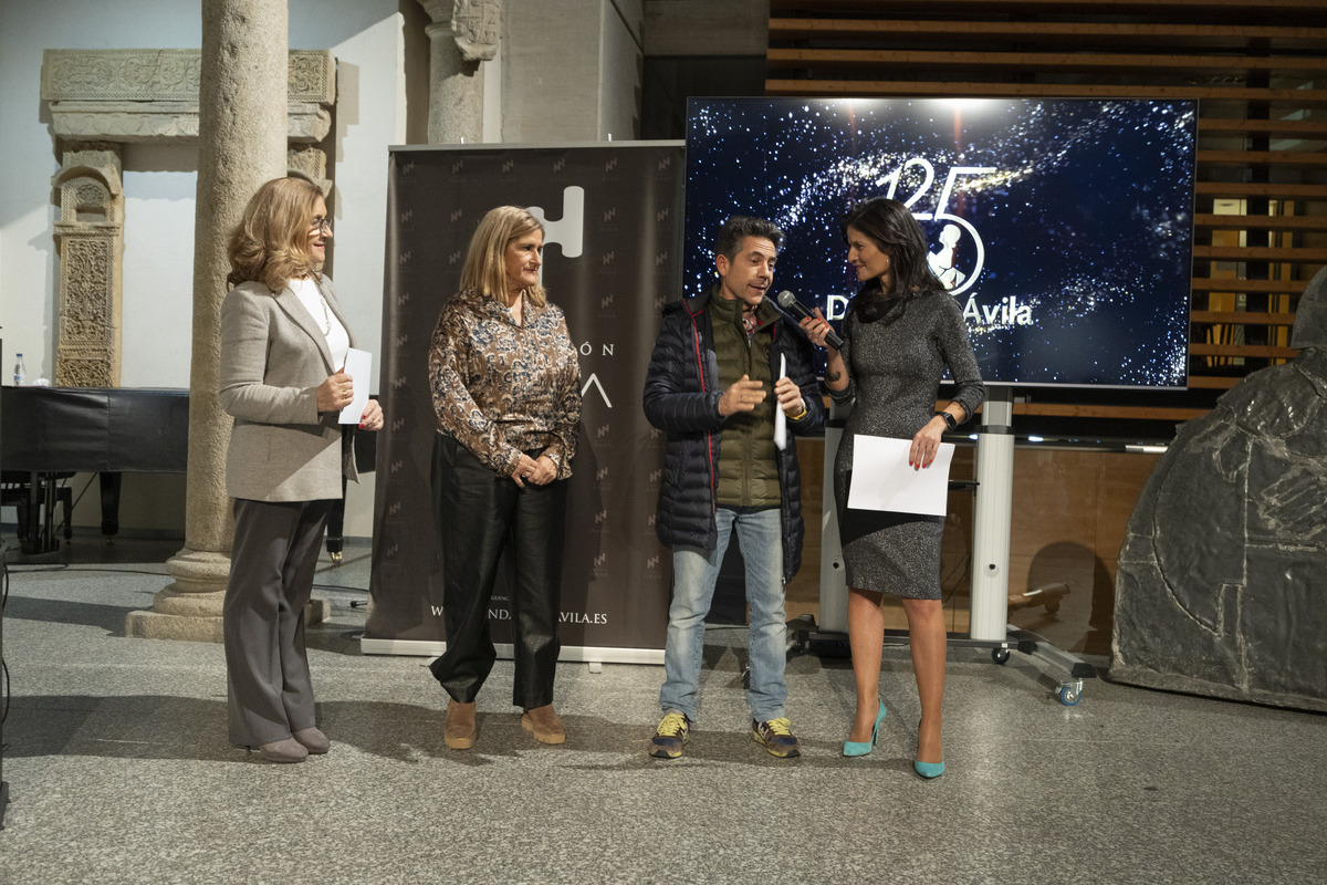 Entrega de Premios del Certamen
Escolar de Portadas de Diario
de Ávila por el 125 aniversario.  / ISABEL GARCÍA