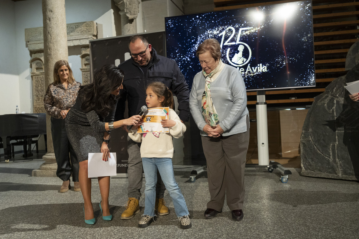 Entrega de Premios del Certamen
Escolar de Portadas de Diario
de Ávila por el 125 aniversario.  / ISABEL GARCÍA