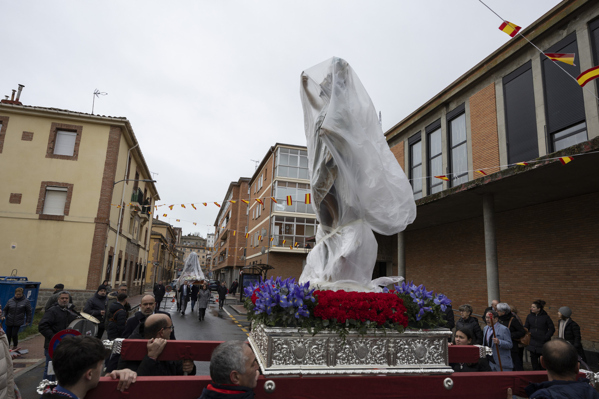 Domingo de Resurrección, procesión de Resucitado, Semana Santa 2024. Encuentro en la Iglesia de la Sagrada Familia.   / ISABEL GARCÍA