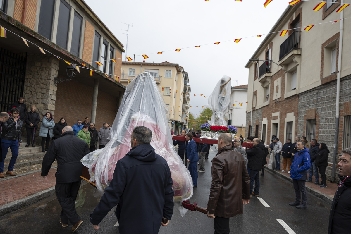 Domingo de Resurrección, procesión de Resucitado, Semana Santa 2024. Encuentro en la Iglesia de la Sagrada Familia.   / ISABEL GARCÍA